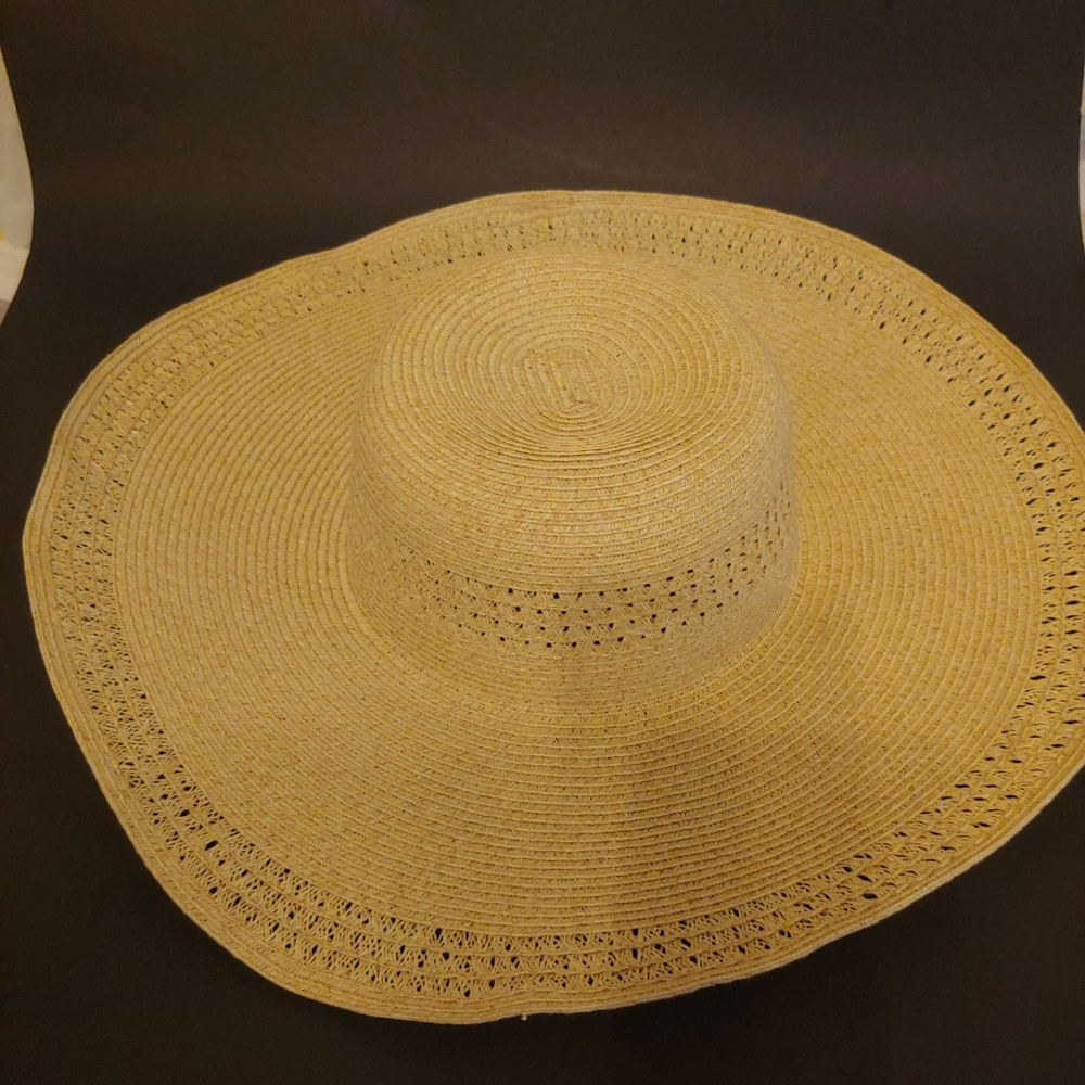 MORGAN&TAYLOR wide rim hat for out doors. Beige